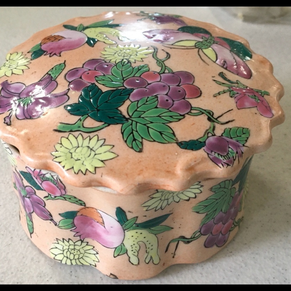 🌺FINAL CLEARANCE SALE🌺 Round Trinket Ceramic Box with Scalloped Top